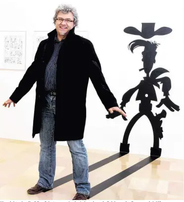  ??  ?? Wer zieht schneller? Der Schatten von Lucky Luke oder sein Zeichner, der Franzose Achdé?