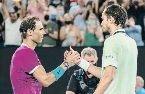  ?? Barc lonung / Getty ?? Rafa Nadal i Daniïl Medvédev saludant-se després de la final de l’últim Open d’Austràlia