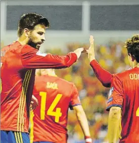  ?? FOTO: SIRVENT ?? Piqué celebra un gol con sus compañeros El central volvió ser pitado por la grada