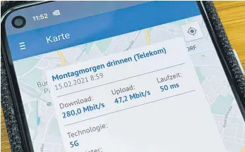  ?? FOTO: TILL SIMON NAGEL/DPA ?? Ziemlich flott, aber nicht wirklich schneller als ein gutes LTE-Netz: Mit 280 Megabit pro Sekunde ist die 5G-Antenne im Herzen von Berlin-Prenzlauer Berg allerdings schnell genug für so ziemlich alles, was man mit einem Smartphone so anstellen kann.