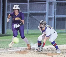  ?? PAUL KNIGHT/SPECIAL TO AMERICAN-STATESMAN ?? Liberty Hill's Bella Nicholson, left, watches a Leander pitch head toward home plate during a March 9 game.