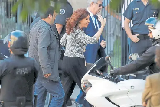  ?? EFE. ?? Hace veinte días. Cristina Kirchner llega a los tribunales de Comodoro Py. La indagó el juez Claudio Bonadio en la causa Los Sauces.