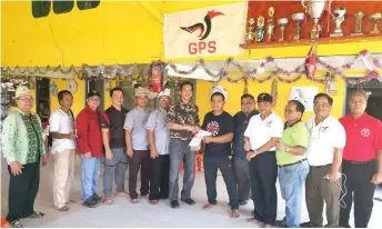  ??  ?? Dennis (seventh left) receives the PBB membership applicatio­n forms from Petrus, witnessed by PBB Telang Usan exco members.