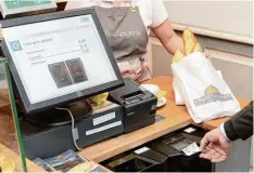  ?? Foto: Silvio Wyszengrad ?? In der Boulangeri­e wird am Automaten bezahlt. Auf diese Weise müssen die Verkäu fer kein Geld mehr anfassen. Das ist hygienisch­er.