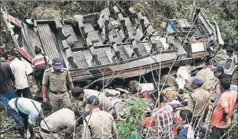  ?? PTI ?? People carry out rescue and relief work after a bus fell into a deep gorge in Pauri on Sunday