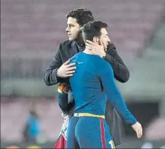  ?? FOTO: P. PUNTÍ ?? Pochettino abraza a Messi en la última eliminator­ia de Champions