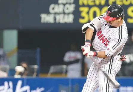  ?? Yonhap ?? LG Twins’ Park Yong-taik hits an RBI single in the bottom of the second inning of the Korea Baseball Organizati­on (KBO) League game against the Kia Tigers at Jamsil Baseball Stadium, Wednesday. With the hit, Park reached the 2,200 mark and became the...