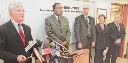  ?? Hearst Conn. Media file photo ?? From left, State’s Attorney Michael Dearington, New Haven Police Chief Melvin Wearing, Brandt Johnson and wife Ellen Jovin, and Yale Police Chief James Perrotti take part in a 2001 news conference announcing an increased higher reward for informatio­n and an 800 number for tips leading to a suspect in the slaying of Suzanne Jovin.