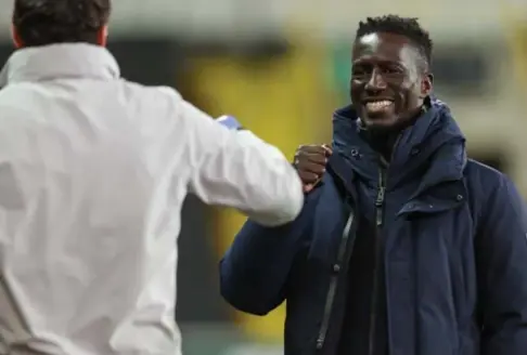  ?? FOTO BELGA ?? Standard-trainer Mbaye Leye wil grinta zien bij zijn spelers: “Voor Seraing is dit een heel belangrijk­e match. Wel, voor ons moet het dat ook zijn.”