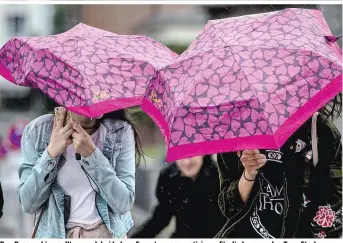  ??  ?? Den Regenschir­m sollte man dabei haben, Experten prognostiz­ieren für die kommenden Tage Starkregen