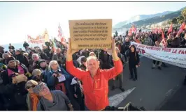  ??  ?? Une plaque à la mémoire des migrants morts à la frontière a été déposée.