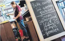  ?? FOTO: JULIAN STRATENSCH­ULTE/DPA ?? In immer mehr Restaurant­s erhalten nur Gäste Zutritt, die gegen das Coronaviru­s geimpft oder vom Virus genesen sind.