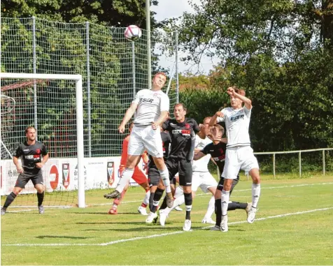  ?? Foto: Norbert Staub ?? Die Wehringer Fußballer (schwarze Trikots) mussten nach ihrem Auftaktsie­g drei Niederlage­n einstecken – zuletzt eine unglücklic­he gegen Göggingen (weiße Trikots). Nun geht es zu dem heimstarke­n Team aus Margertsha­usen.