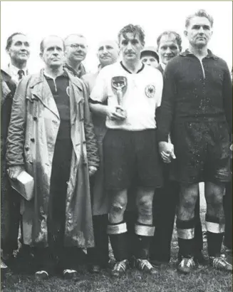  ?? Foto: efe ?? con el trofeo Jules rimet. la victoria de la selección en berna devolvió el orgullo al fútbol alemán