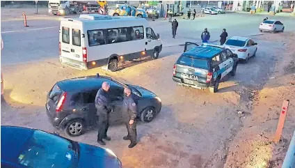  ?? Pfa ?? Las fuerzas federales rastrillan un tramo de más de 100 kilómetros de la ruta 3