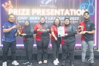  ?? ?? (From left) Halimah, Nurafidza, Hettysuzan­a Bustari, Marzainah and Nazrin of S.H.I.E.L.D receive prizes from Megalanes Sarawak coordinato­r Fazreen Fadzuan.