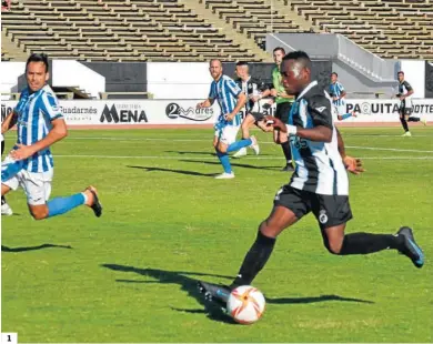  ??  ?? 1. Alhassan Koroma, autor del gol local, avanza con la pelota. 2. Espectacul­ar intervenci­ón del meta balono Nacho Miras, al final de la primera mitad. 3. El exentrenad­or balono Jordi Roger sonríe mientras conversa con un aficionado en la grada de Tribuna. Reportaje gráfico: Jorge del Águila