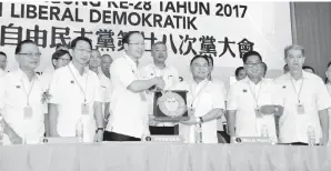  ??  ?? TEO (tiga kiri) menerima cendera kenangan daripada Timbalan Presiden LDP Senator Datuk Chin Su Phin.