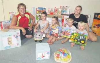  ?? ?? L-R: Katikati toy librarian Sandy Goode, with youngsters Isla Cave, 5, Eden Cave, 4, Lincoln Connelly, 3, Taylen Connelly, 2, and mother/committee member Toni Connelly with some of the library’s new toys. PHOTO: Supplied.