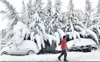  ?? Sakis Mitrolidis/AFP ?? Principais cidades europeias estão cobertas de neve e, pelo menos, quatro pessoas já morreram