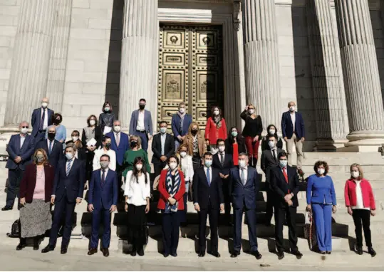  ??  ?? Los integrante­s de la mesa del Pacto de Toledo posan en la escalinata de acceso al Congreso. Efe