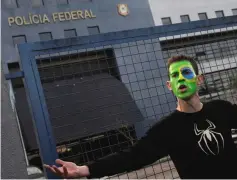  ??  ?? An anti-Lula demonstrat­or performs in front of the Federal Police headquarte­rs, in Curitiba, Brazil. — Reuters photo