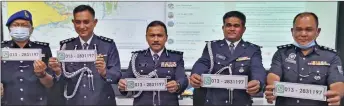  ??  ?? Mohd Yusoff (centre) with Ahmad (second left) and other Marine police personnel showing the MOF Whatsapp number.