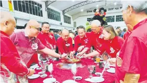  ?? ?? MERIAH: Sagah bersama tetamu kehormat lain melakukan upacara menggaul ‘Yee Sang’ semasa Majlis Makan Malam Sempena Tahun Baharu Cina 2024 di Serian Jumaat lepas.