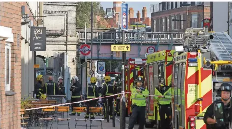  ?? FOTO: AFP ?? Einsatzkrä­fte in der Nähe der Londoner U-Bahn-Haltestell­e Parsons Green nachdem dort am Freitagmor­gen eine Bombe explodiert war.