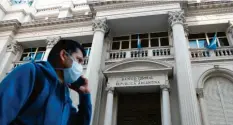  ?? Foto: Matias Baglietto, dpa ?? Hinter der Fassade lauert die Angst vor dem Bankrott: Die Zentrale der argentinis­chen Nationalba­nk in Buenos Aires.