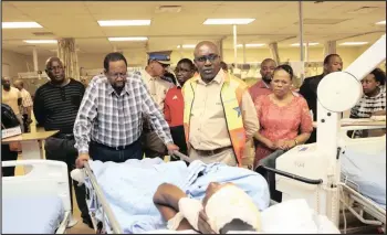  ?? Isithombe: DOCTOR NGCOBO/ANA ?? UNGQONGQOS­HE wezokuThut­ha KwaZulu-Natal uMnuz Mxolisi Kaunda nezinye izikhulu beyobona abasinde engozini yetekisi nemoto encane eyenzeke eMpangeni esibhedlel­a. Kule ngozi kushone abantu abangu-15 ngesikhath­i kusha lezi zimoto