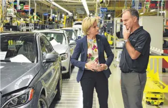  ?? FOTO: SASCHA BAUMANN ?? Wirtschaft­sministeri­n Hoffmeiste­r-Kraut, Chef von Daimler in Tuscaloosa, Jason Hoff: Amerikanis­che Autos mit einem Stern auf der Motorhaube.