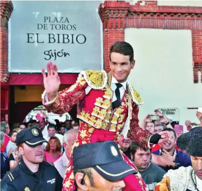  ?? VIRGILI JUBERO ?? José María Manzanares, en imagen de archivo, sale a hombros de la plaza de toros de Gijón