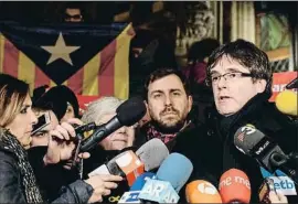  ?? THIERRY ROGE / AFP ?? Cien días “en el exilio”. Carles Puigdemont, junto a los exconselle­rs, participó ayer en la ciudad belga de Lovaina en un acto con motivo de los cien días del Govern “en el exilio”