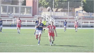  ?? JAVIER ALONSO ?? Marisa disputa un balón con una jugadora rival en un partidos disputado esta temporada en el Emilio Campra.