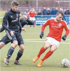  ?? FOTO: ROLF SCHULTES ?? Der Seibranzer Pascal Pohl (links) im Zweikampf mit Weingarten­s Martin Bleile.