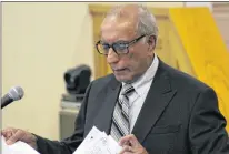  ?? TARA BRADBURY/THE TELEGRAM ?? Forensic psychiatri­st Dr. Nizar Ladha reviews his notes before continuing his testimony in the murder trial of Anne Norris after a lunch break Monday. Ladha told the jury Norris didn’t know right from wrong when she killed Marcel Reardon by repeatedly...