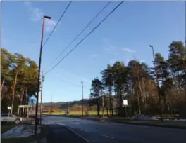  ?? FOTO: TORREY ENOKSEN ?? Åtte meter fra gangfeltet henger gatelysene som skal lyse opp gangfeltet på fylkesvei 43. Flere påpeker at lysene er for svake og at bilister har problemer med å se gående på gangfeltet.