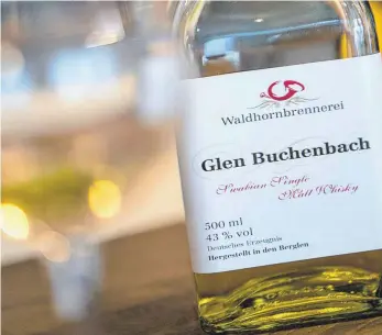  ?? FOTO: DPA ?? Whisky der Marke „ Glen Buchenbach“der Waldhornbr­ennerei Klotz: Benannt ist der Getreidesc­hnaps nach dem Ursprungso­rt – dem Ort Berglen im Buchenbach- Tal.