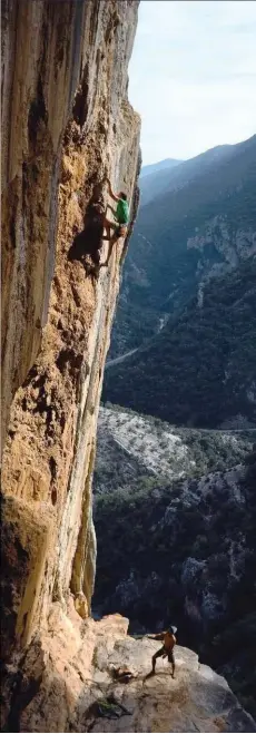  ?? ©Fred Labreveux ?? Simon Montmory dans Sfigga 7b+ au secteur Skiadianik­o.