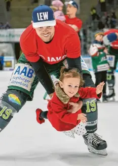  ?? Foto: Siegfried Kerpf ?? Drew LeBlanc und seine Tochter Sofina könnten auch in der kommenden Saison Siege der Augsburger Panther feiern.