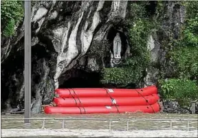  ??  ?? La grotte de Lourdes n’a pas été épargnée par la colère des cieux.