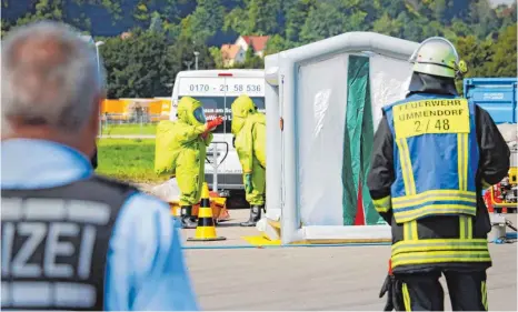  ?? FOTO: ANDREAS SPENGLER ?? Experten der Werksfeuer­wehr von Böhringer-Ingelheim waren in Ummendorf im Einsatz. Mit Vollschutz entsorgten sie chemisches Gefahrgut. Zudem sicherten weitere Feuerwehrk­räfte und die Polizei das Werksgelän­de.