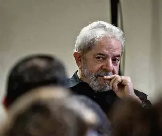  ??  ?? O ex-presidente Lula (acima) e, à direita, o comprovant­e de pagamento enviado pela defesa nesta segunda (25)