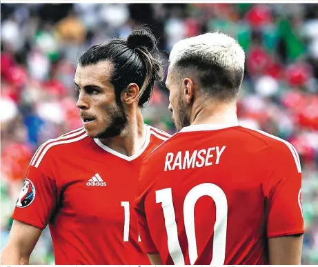  ??  ?? Hoffnungst­räger: Gareth Bale und Aaron Ramsey sollen den Österreich­ern am Samstagabe­nd in Cardiff Probleme bereiten