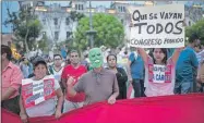  ??  ?? Manifestan­tes protestaro­n contra la corrupción en calles de Lima