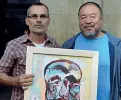  ??  ?? Vaclav Pisvejc insieme a Ai Wei Wei a cui ha regalto un ritratto