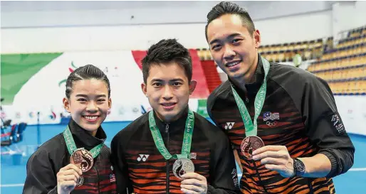  ??  ?? All that glitters: (From left) Tan Cheong Min, Wong Weng Son and Yeap Wai Kin with their medals at the World Wushu Championsh­ips in Kazan, Russia, on Sunday. — Photo courtesy of CHEN WS