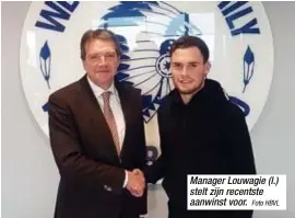  ?? Foto HBVL ?? Manager Louwagie (l.) stelt zijn recentste aanwinst voor.