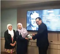  ??  ?? Ir. Prof Lau receives a memento from Assoc.Prof. Suriati while Ir. Prof. Suzana looks on.